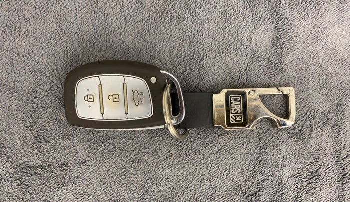 2014 Hyundai Xcent SX 1.2 (O), CNG, Manual, 1,22,025 km, Key Close Up