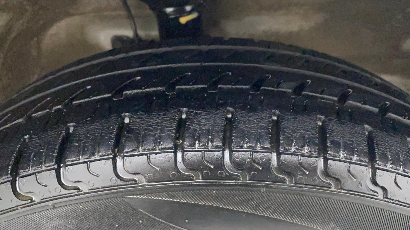 2017 Maruti Wagon R 1.0 VXI, CNG, Manual, 73,084 km, Right Front Tyre Tread