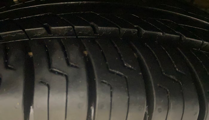 2014 Maruti Ertiga ZXI, Petrol, Manual, 67,372 km, Right Front Tyre Tread