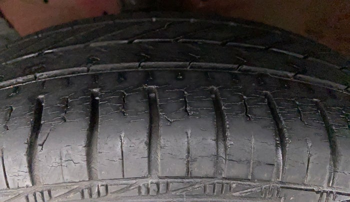 2012 Maruti Swift VXI D, Petrol, Manual, 35,800 km, Left Front Tyre Tread