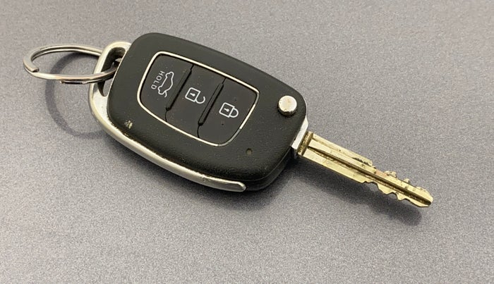 2017 Hyundai Xcent SX 1.2, Petrol, Manual, 76,164 km, Key Close Up