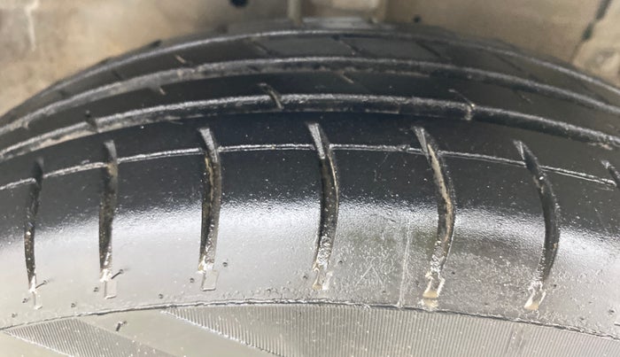 2015 Maruti Swift Dzire VXI, Petrol, Manual, 65,853 km, Right Front Tyre Tread