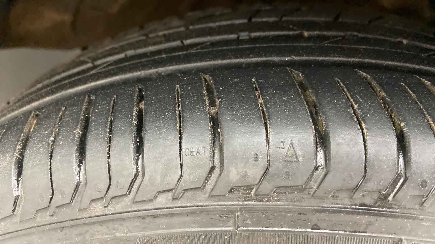 2021 Hyundai NEW I20 SPORTZ 1.2 AT, Petrol, Automatic, 12,665 km, Right Front Tyre Tread