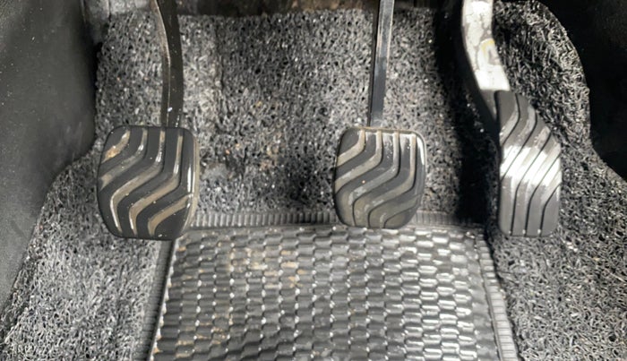 2022 Renault Kiger RXT MT, CNG, Manual, 43,687 km, Pedals