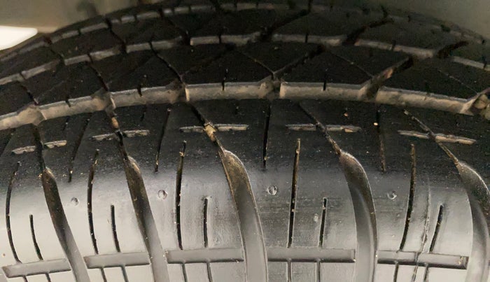 2013 Maruti Swift VXI, Petrol, Manual, 80,134 km, Right Rear Tyre Tread