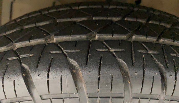 2013 Maruti Swift VXI, Petrol, Manual, 80,134 km, Left Front Tyre Tread