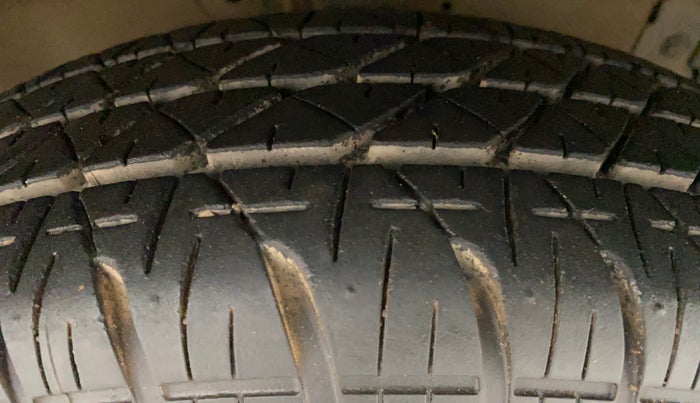 2013 Maruti Swift VXI, Petrol, Manual, 80,134 km, Right Front Tyre Tread