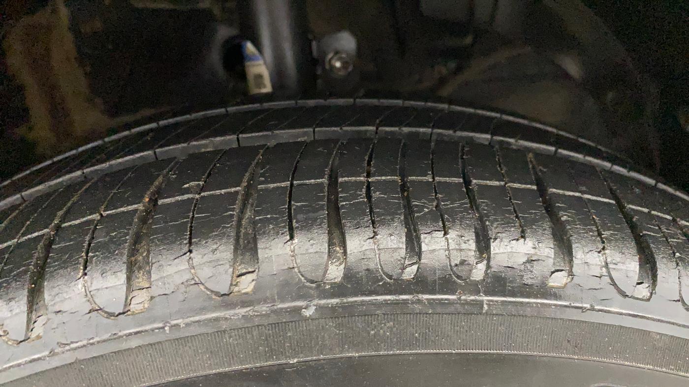 2017 Maruti Baleno DELTA PETROL 1.2, Petrol, Manual, 65,884 km, Right Front Tyre Tread