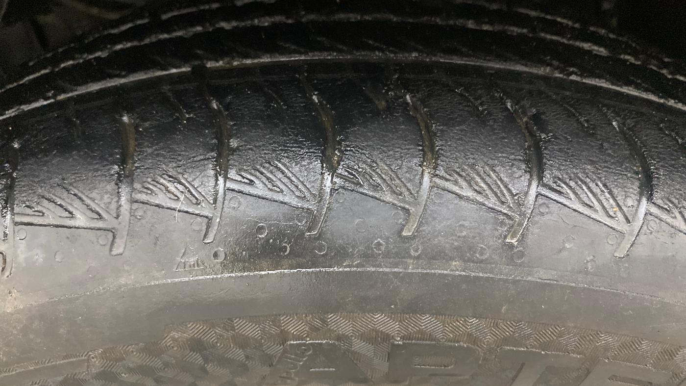 2022 Maruti Grand Vitara ALPHA SMART HYBRID AT, Petrol, Automatic, 91,661 km, Left Front Tyre Tread