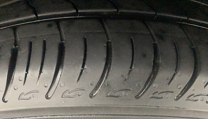 2014 Renault Scala RXL PETROL, Petrol, Manual, 72,419 km, Right Front Tyre Tread