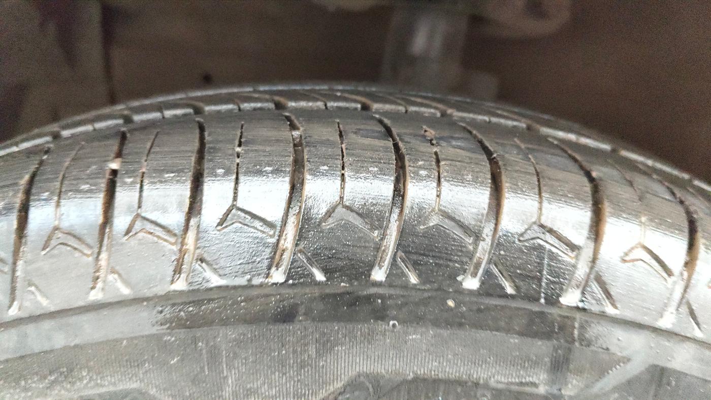 2014 Maruti Swift VXI, Petrol, Manual, 59,946 km, Left Front Tyre Tread