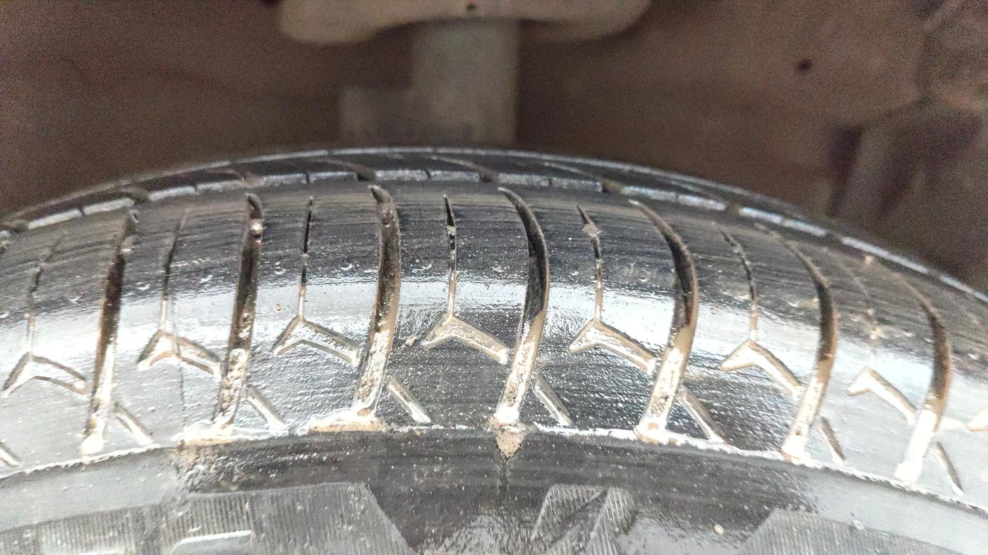 2014 Maruti Swift VXI, Petrol, Manual, 59,946 km, Right Front Tyre Tread