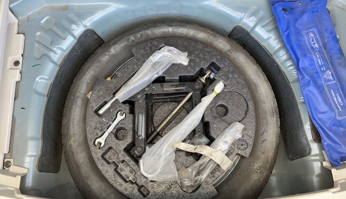 2023 Mahindra XUV300 W6 1.2 PETROL AMT, Petrol, Automatic, 43,246 km, Spare Tyre