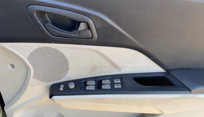 2023 Mahindra XUV300 W6 1.2 PETROL AMT, Petrol, Automatic, 43,246 km, Driver Side Door Panels Control