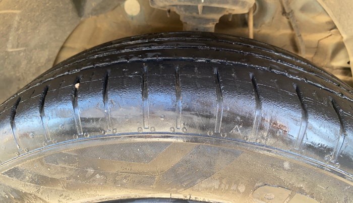 2023 Mahindra XUV300 W6 1.2 PETROL AMT, Petrol, Automatic, 43,246 km, Right Front Tyre Tread