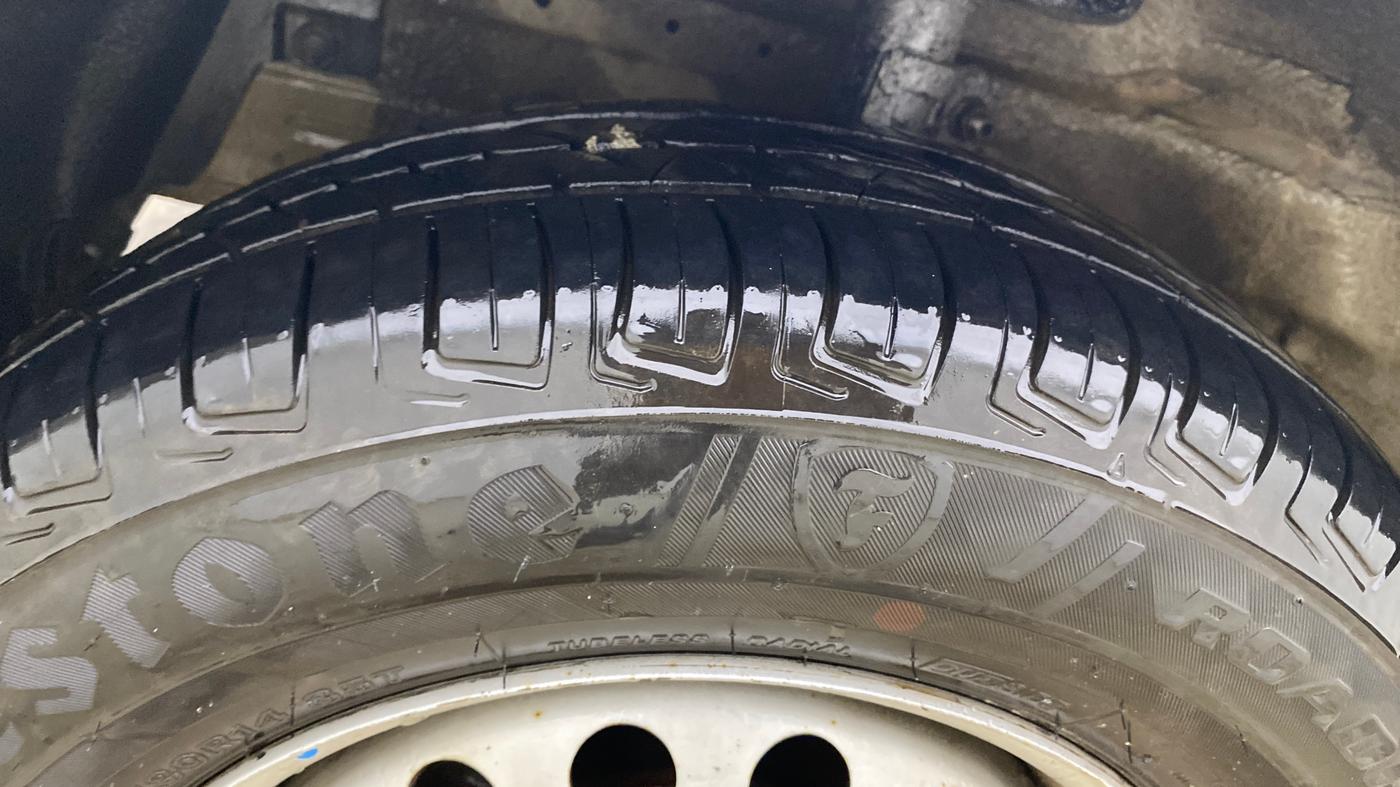 2016 Maruti Swift LXI, CNG, Manual, 95,263 km, Left Front Tyre Tread