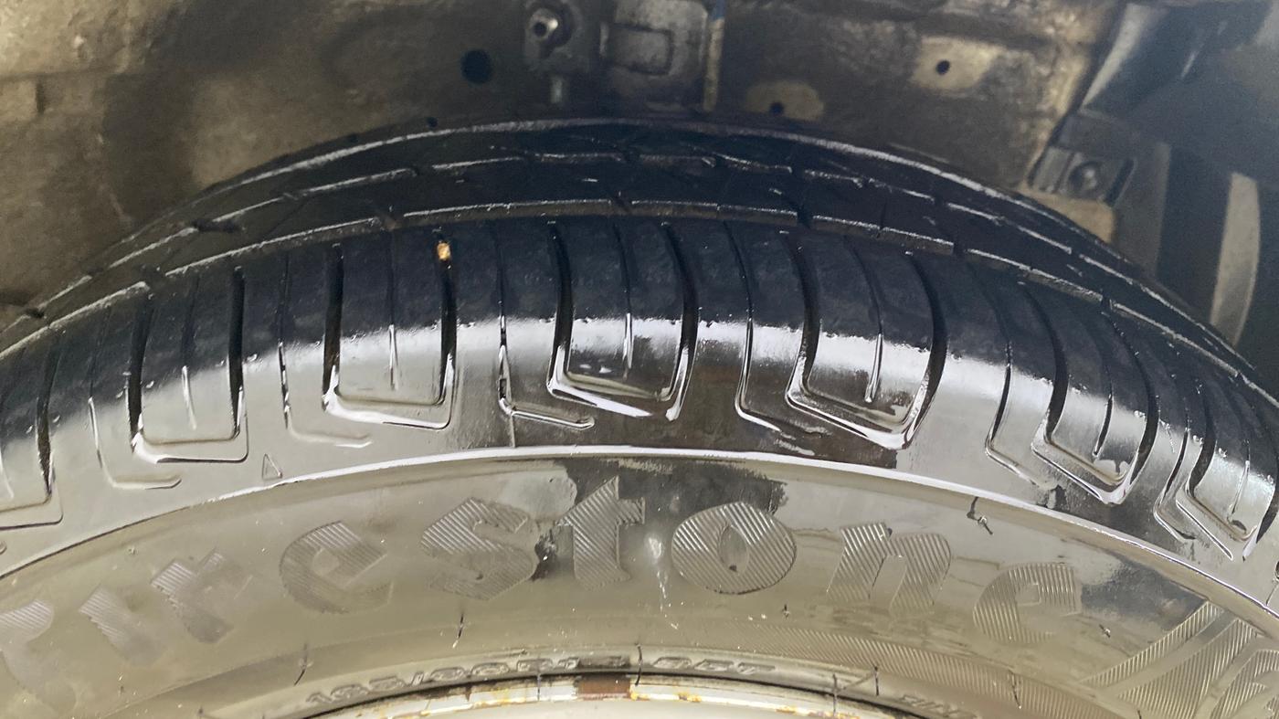 2016 Maruti Swift LXI, CNG, Manual, 95,263 km, Right Front Tyre Tread