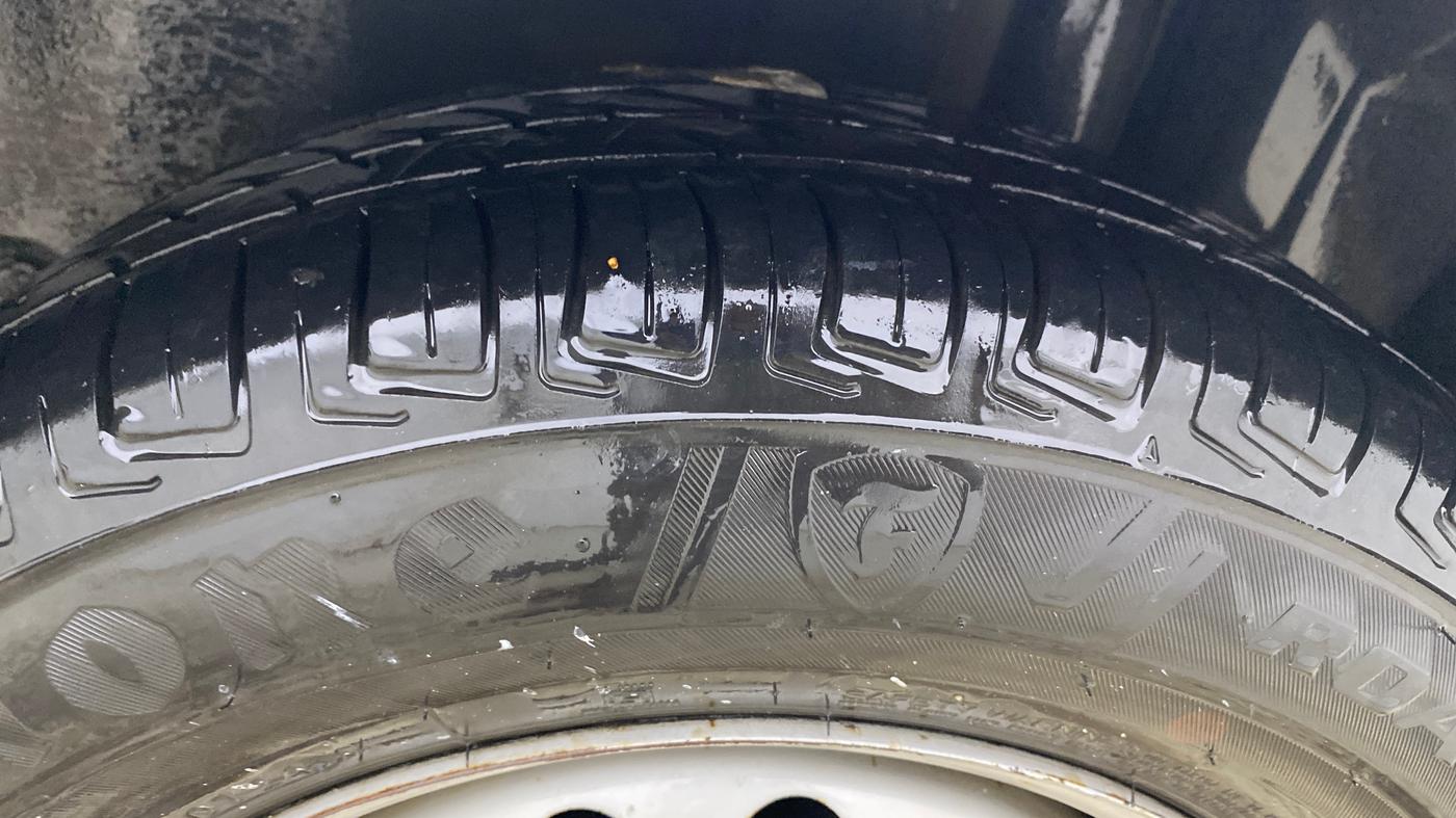 2016 Maruti Swift LXI, CNG, Manual, 95,263 km, Left Rear Tyre Tread
