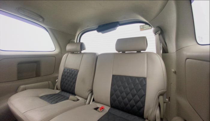 2012 Toyota Innova 2.5 GX 8 STR, Diesel, Manual, 1,18,307 km, Third Seat Row ( optional )