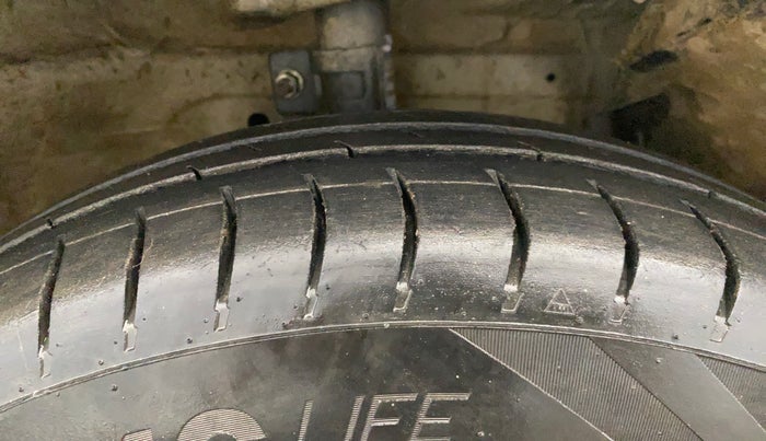 2017 Maruti Swift Dzire VXI (O), Petrol, Manual, 61,200 km, Right Front Tyre Tread