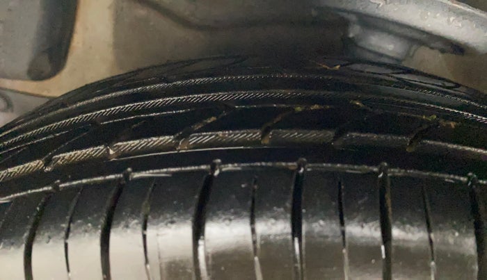 2013 Chevrolet Beat LT PETROL, Petrol, Manual, 68,685 km, Left Front Tyre Tread