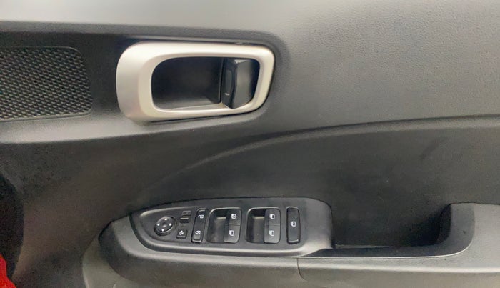 2022 Hyundai VENUE SX 1.5 CRDI, Diesel, Manual, 78,205 km, Driver Side Door Panels Control