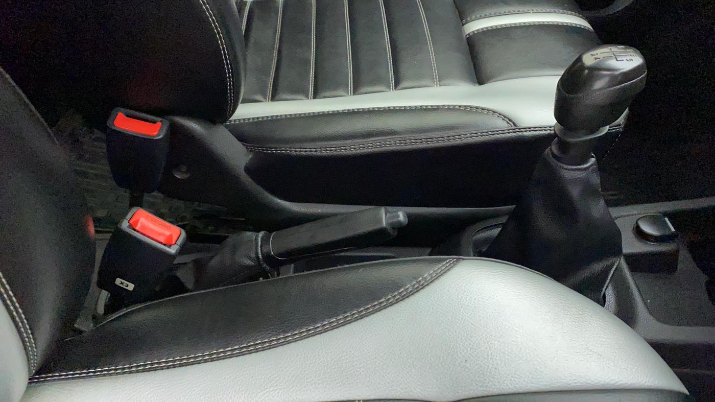 2017 Renault Kwid RXT 1.0, Petrol, Manual, 52,761 km, Gear Lever