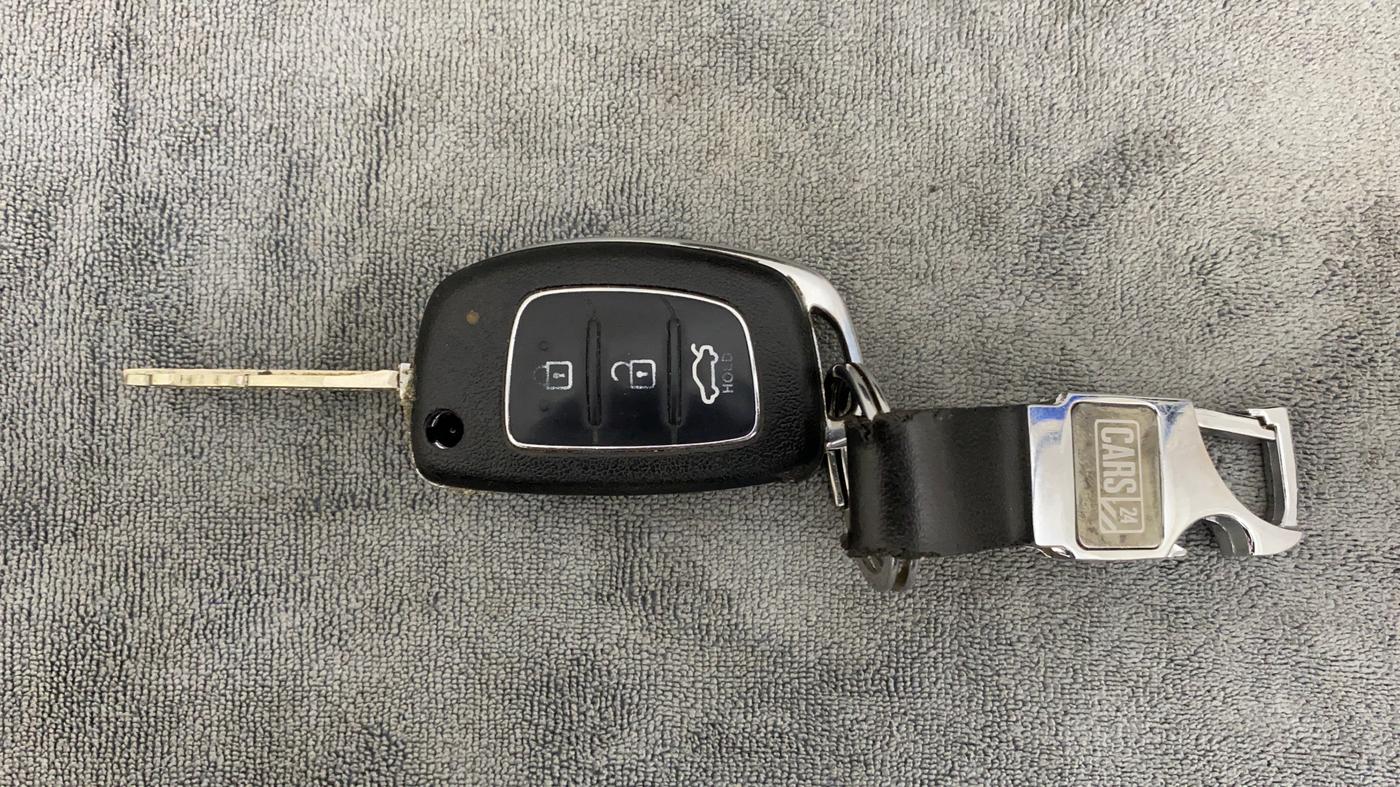 2014 Hyundai Xcent S (O) 1.2, CNG, Manual, 72,380 km, Key Close Up