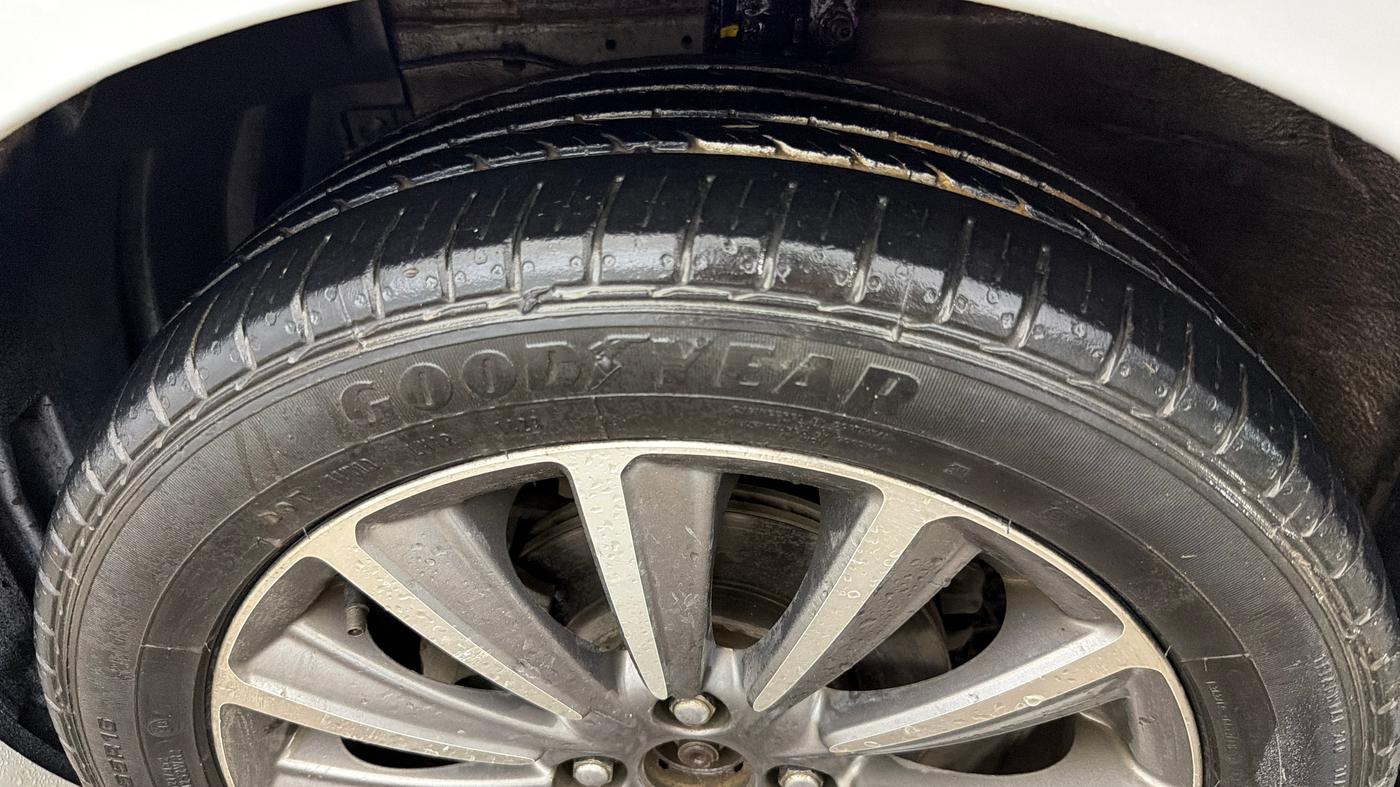 2018 Maruti Ciaz ALPHA  AT 1.5 SHVS PETROL, Petrol, Automatic, 75,763 km, Left Front Tyre Tread