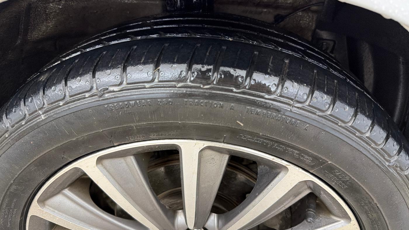 2018 Maruti Ciaz ALPHA  AT 1.5 SHVS PETROL, Petrol, Automatic, 75,763 km, Right Front Tyre Tread