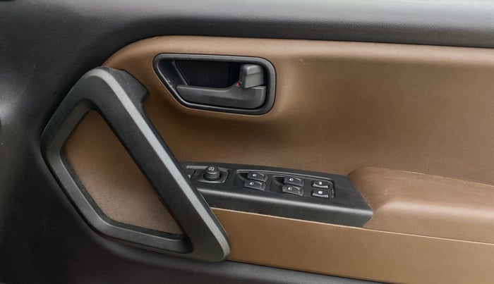 2023 Mahindra SCORPIO-N Z4 PETROL AT 7 STR, Petrol, Automatic, 32,229 km, Driver Side Door Panels Control