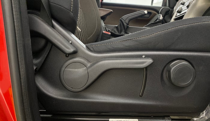 2023 Mahindra SCORPIO-N Z4 PETROL AT 7 STR, Petrol, Automatic, 32,229 km, Driver Side Adjustment Panel