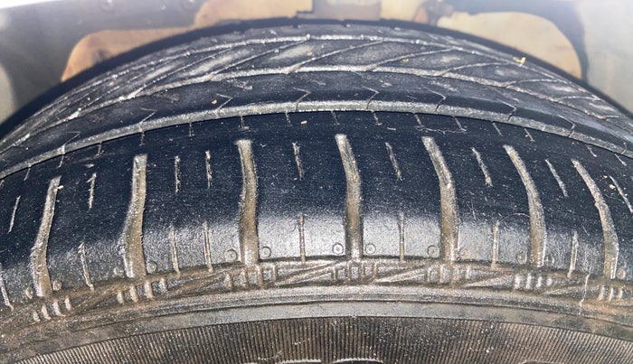 2016 Ford Figo Aspire TITANIUM 1.2 PETROL, Petrol, Manual, 62,201 km, Left Front Tyre Tread