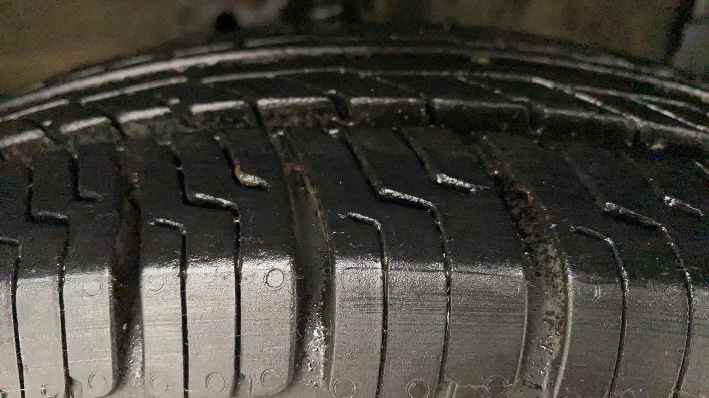 2011 Maruti Swift VXI, Petrol, Manual, 56,141 km, Right Front Tyre Tread