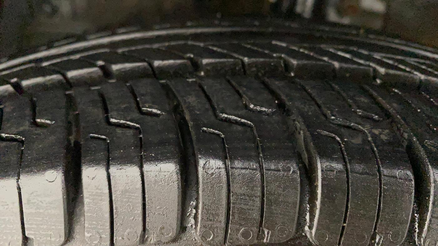 2011 Maruti Swift VXI, Petrol, Manual, 56,141 km, Left Front Tyre Tread