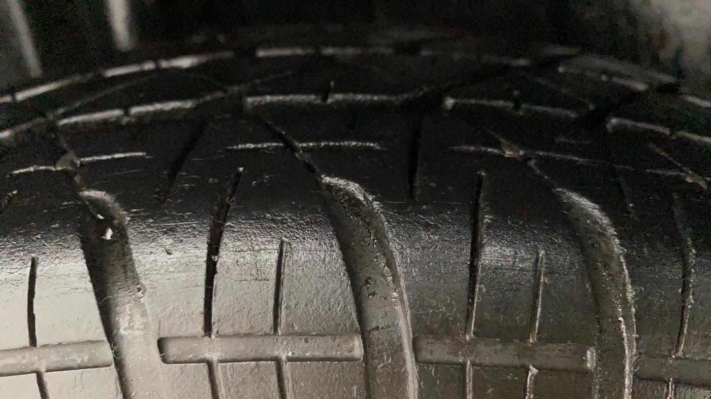 2011 Maruti Swift VXI, Petrol, Manual, 56,141 km, Right Rear Tyre Tread