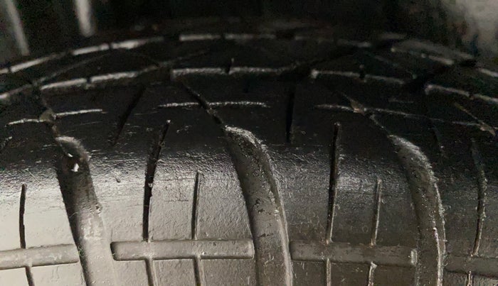 2011 Maruti Swift VXI, Petrol, Manual, 56,141 km, Right Rear Tyre Tread