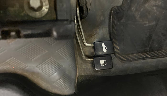 2013 Maruti Wagon R 1.0 VXI, Petrol, Manual, 45,434 km, Lock system - Boot door not opening through lever
