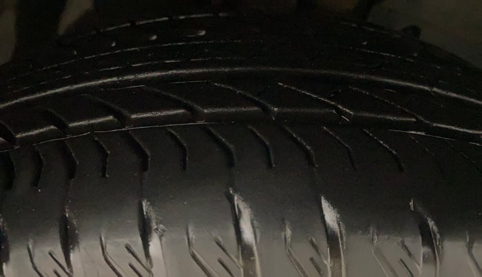 2018 Mahindra XUV500 W11, Diesel, Manual, 52,365 km, Right Front Tyre Tread