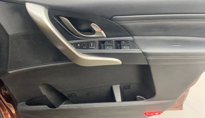 2018 Mahindra XUV500 W11, Diesel, Manual, 52,365 km, Driver Side Door Panels Control