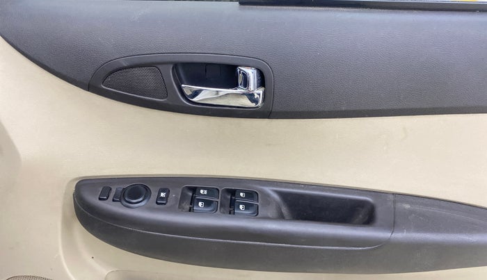 2014 Hyundai i20 SPORTZ 1.2, Petrol, Manual, 98,148 km, Driver Side Door Panels Control