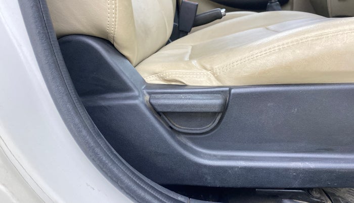 2014 Hyundai i20 SPORTZ 1.2, Petrol, Manual, 98,148 km, Driver Side Adjustment Panel