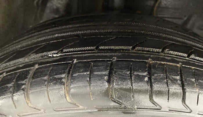 2012 Toyota Etios Liva GD, Diesel, Manual, 1,40,512 km, Right Front Tyre Tread