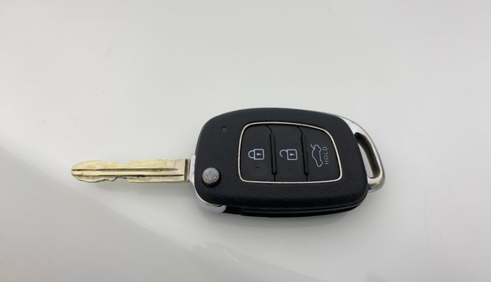 2019 Hyundai Xcent SX 1.2, CNG, Manual, 1,30,689 km, Key Close Up