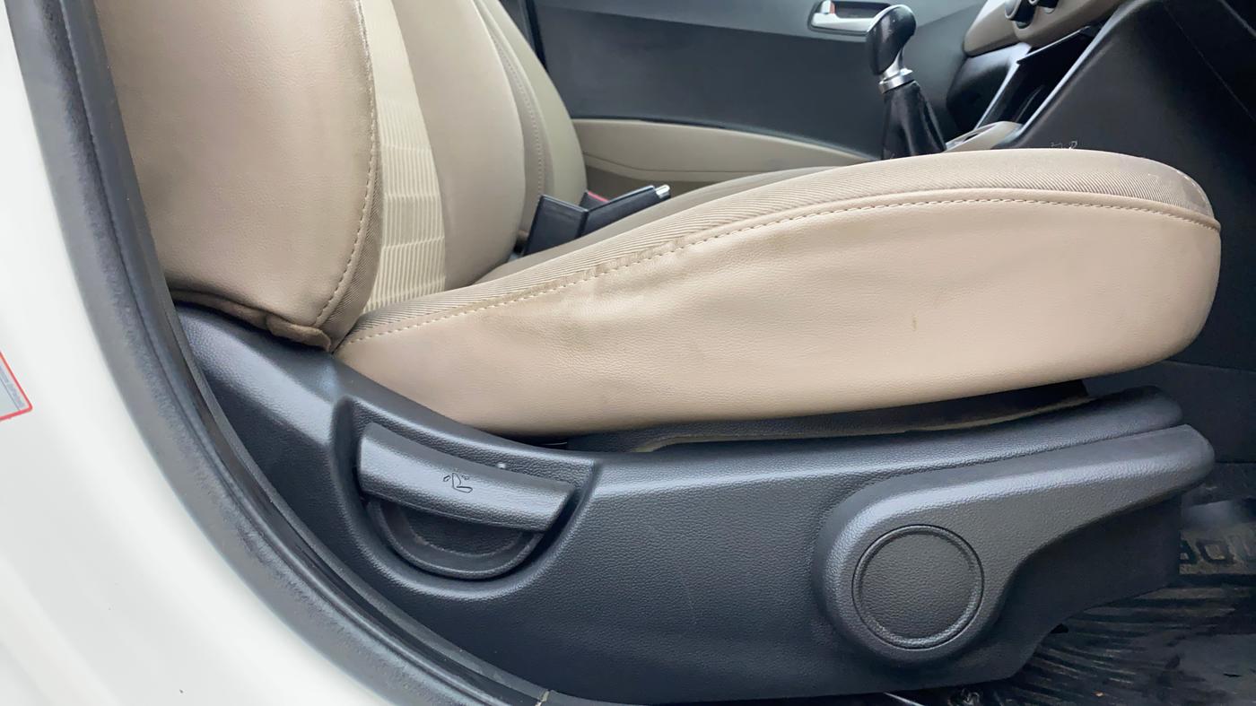 2019 Hyundai Xcent SX 1.2, CNG, Manual, 1,30,952 km, Driver Side Adjustment Panel