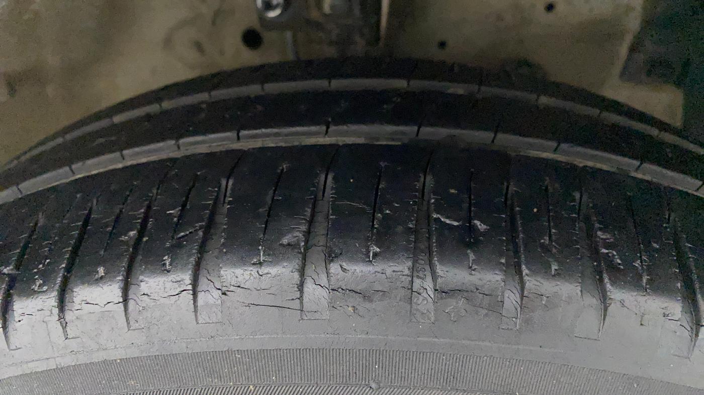 2015 Maruti Swift Dzire VDI, Diesel, Manual, 1,16,617 km, Right Front Tyre Tread
