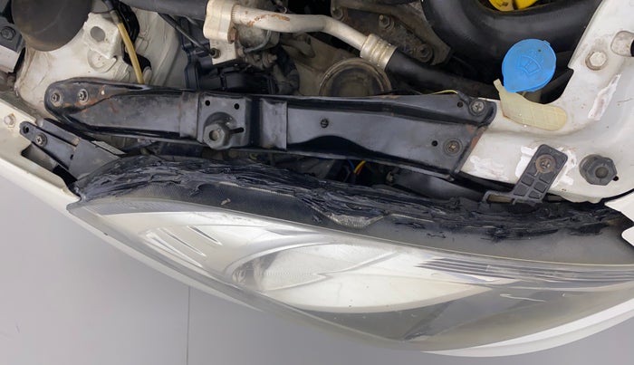 2015 Maruti Swift Dzire VDI, Diesel, Manual, 1,16,617 km, Right headlight - Clamp has minor damage