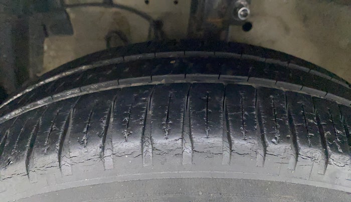 2015 Maruti Swift Dzire VDI, Diesel, Manual, 1,16,617 km, Left Front Tyre Tread