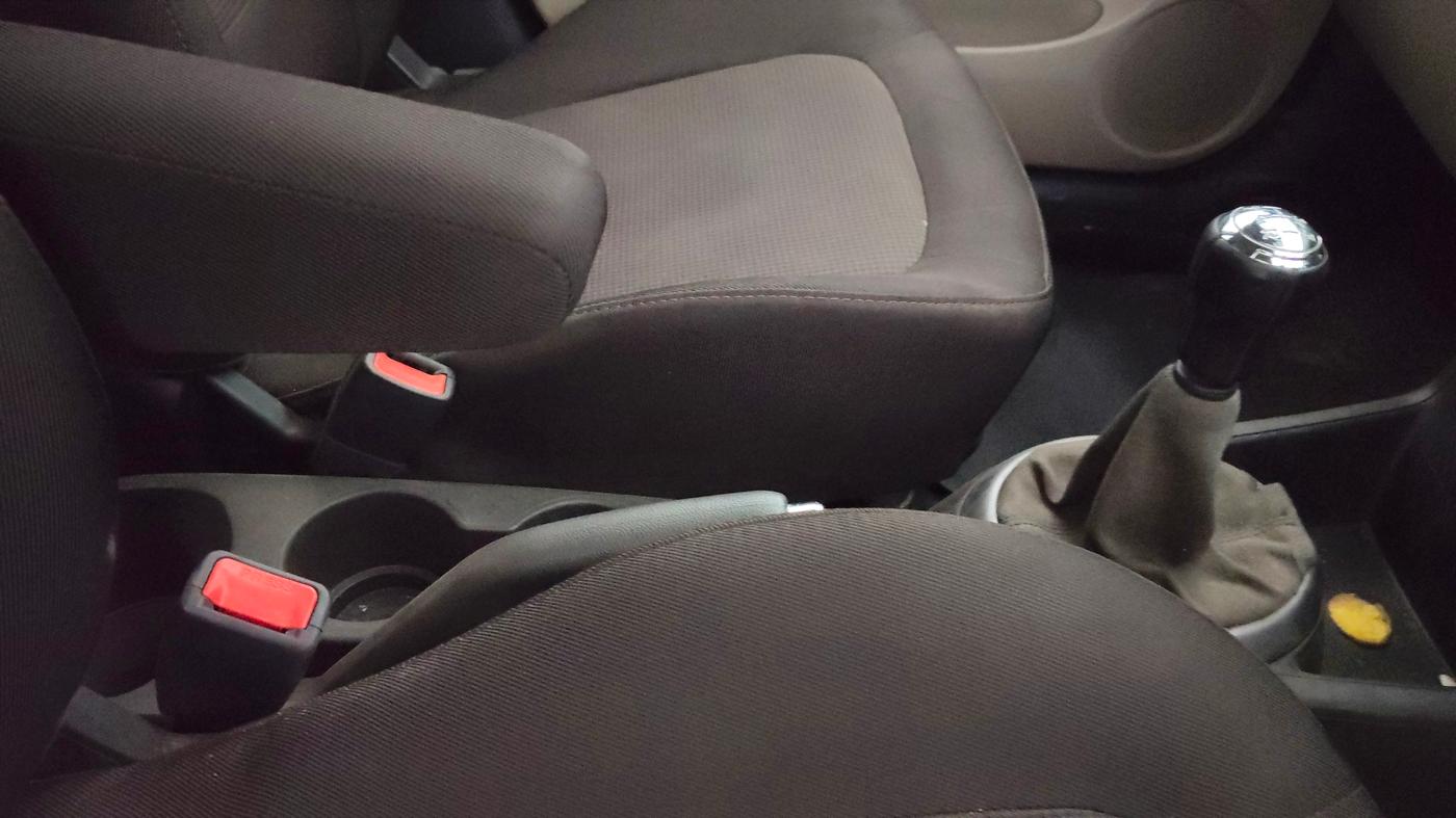 2013 Hyundai i20 ASTA 1.2, Petrol, Manual, 20,619 km, Gear Lever
