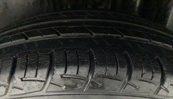 2015 Maruti Ciaz VXI+, Petrol, Manual, 55,469 km, Left Rear Tyre Tread